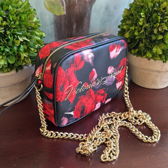VICTORIA'S SECRET 🖤BLACK & RED❤️ BOLD FLORAL CHAIN STRAP CROSSBODY BAG 🌟NWT🌟 - Picture 5 of 17